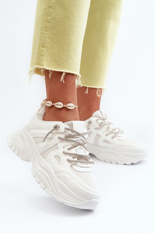 Sneakers-Modellschuhe mit modischen massiven Sohlen in der weißen Farbe Relissa Sneakers-Modellschuhe mit modischen massiven Sohlen in der weißen Farbe Relissa