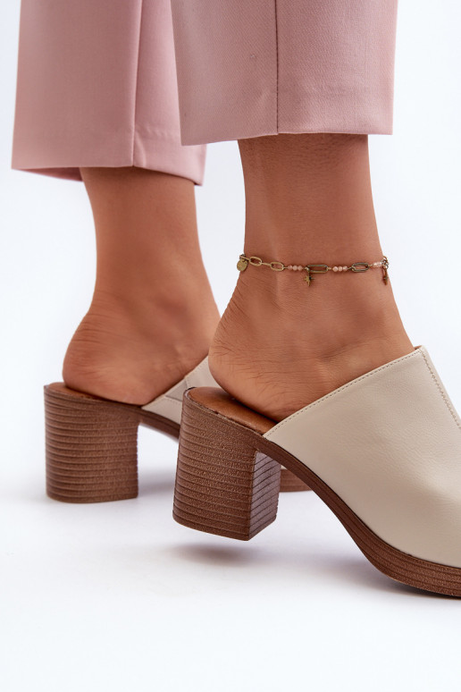 Elegante Damen-Hausschuhe mit Absätzen in der Farbe Beige von Varnila Elegante Damen-Hausschuhe mit Absätzen in der Farbe Beige von Varnila