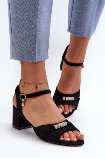 Damensandalen aus Öko-Wildleder mit Absätzen mit schönen Details in schwarzem Narhi