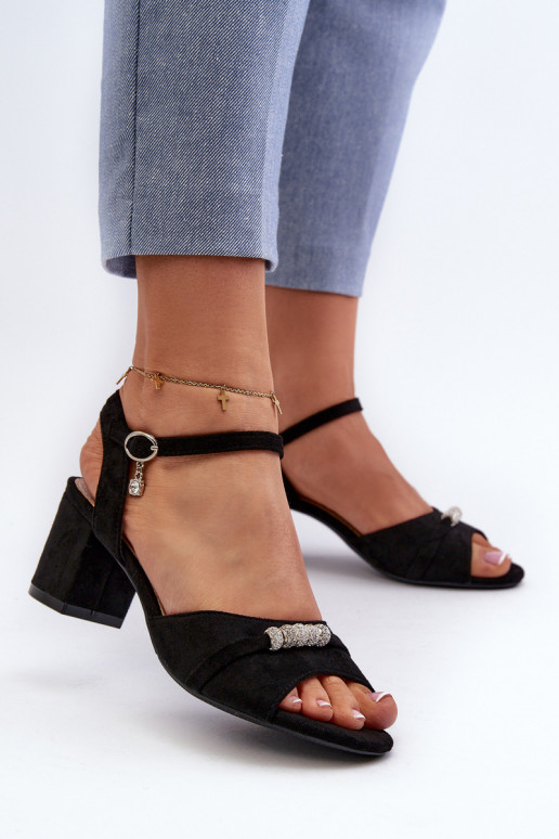 Damensandalen aus Öko-Wildleder mit Absätzen mit schönen Details in schwarzem Narhi