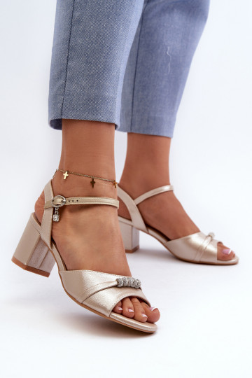 Damen Sandalen aus Kunstleder mit Absatz und schönen Details in Gold Narhi 2