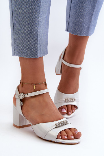 Damen Sandalen aus Kunstleder mit Absatz und schönen Details in Silber Narhi