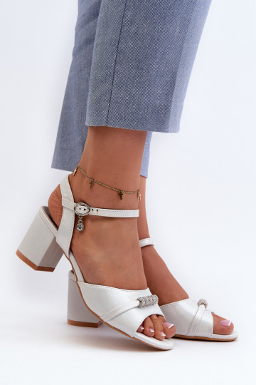 Damen Sandalen aus Kunstleder mit Absatz und schönen Details in Silber Narhi 2
