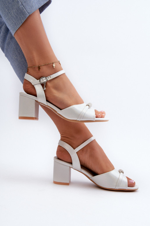 Damensandalen Eko mit Absatz und schönen Details in der silbernen Farbe Narhi