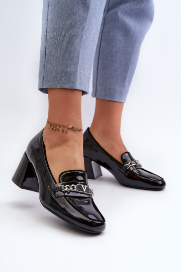 mit Lackeffekt Schuhe mit niedrigem Absatz und Ornamenten in der Farbe Schwarz Makki