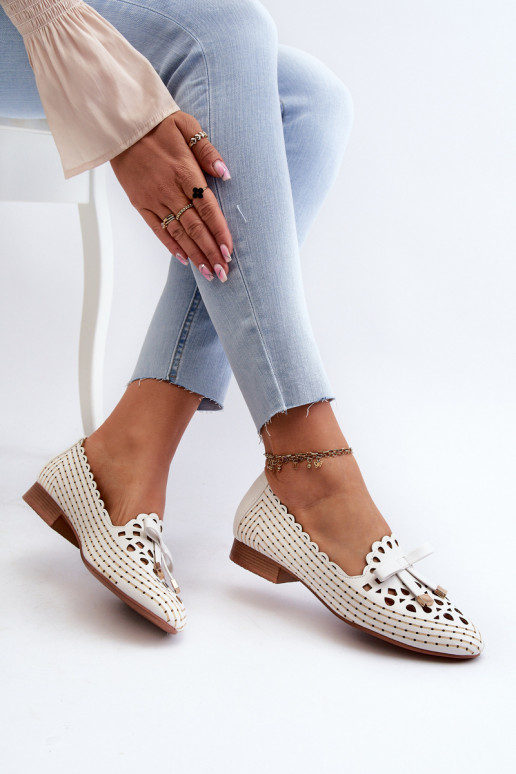 Durchbrochene Ballerinas mit Bändern in Weiß Instable