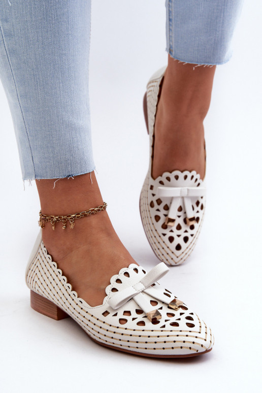 Durchbrochene Ballerinas mit Bändern in Weiß Instable