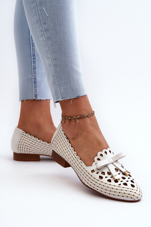 Durchbrochene Ballerinas mit Bändern in Weiß Instable