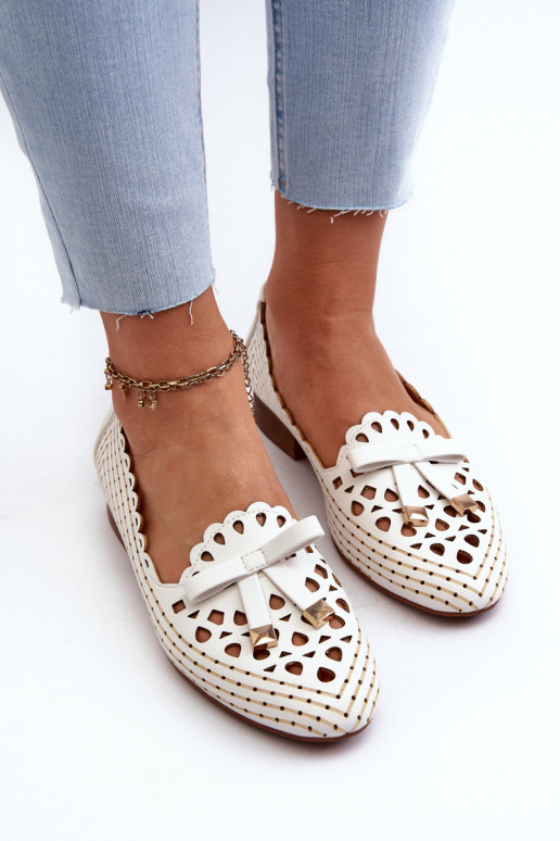 Durchbrochene Ballerinas mit Bändern in Weiß Instable