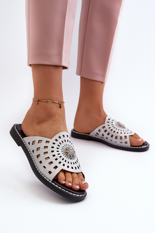 mit Glanz Damen-Hausschuhe mit breiten Absätzen und Ornamenten in silberner Farbe Ebirena