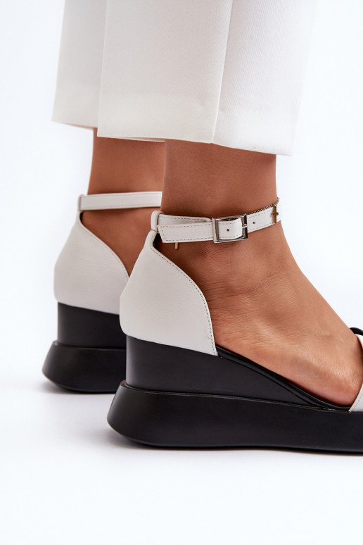 Damensandalen mit Plateau I Koturnie mit Blumen in der weißen Farbe Foviana Damensandalen mit Plateau I Koturnie mit Blumen in der weißen Farbe Foviana