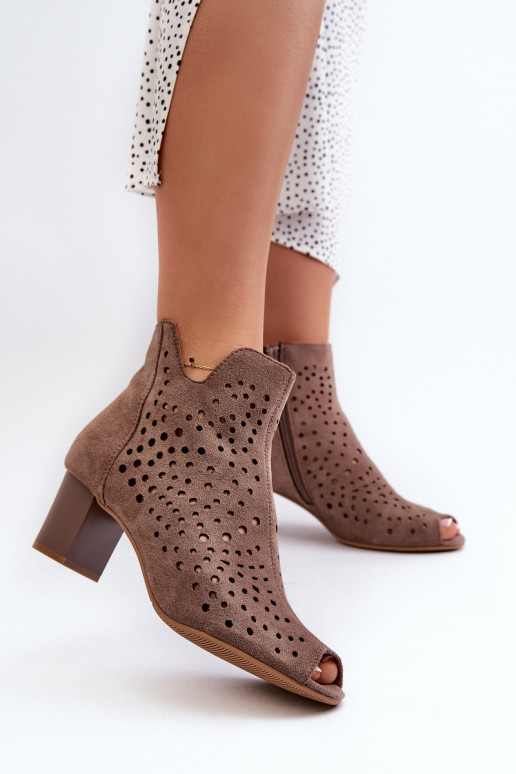 Durchbrochene Damenstiefel mit offenem Zehenbereich aus Bio-Wildleder und hohem Absatz in Braun von Halania Durchbrochene Damenstiefel mit offenem Zehenbereich aus Bio-Wildleder und hohem Absatz in Braun von Halania