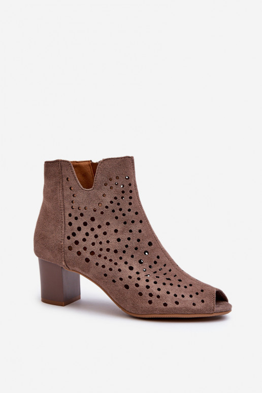 Durchbrochene Damenstiefel mit offenem Zehenbereich aus Bio-Wildleder und hohem Absatz in Braun von Halania Durchbrochene Damenstiefel mit offenem Zehenbereich aus Bio-Wildleder und hohem Absatz in Braun von Halania
