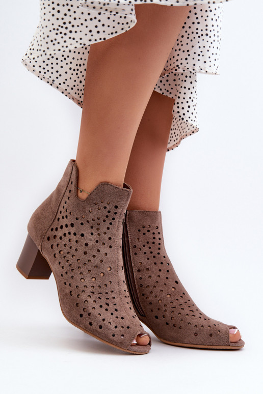 Durchbrochene Damenstiefel mit offenem Zehenbereich aus Bio-Wildleder und hohem Absatz in Braun von Halania Durchbrochene Damenstiefel mit offenem Zehenbereich aus Bio-Wildleder und hohem Absatz in Braun von Halania