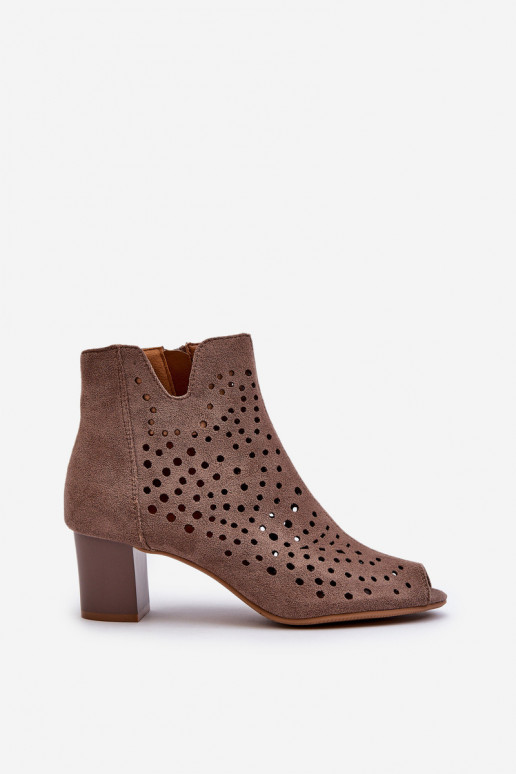 Durchbrochene Damenstiefel mit offenem Zehenbereich aus Bio-Wildleder und hohem Absatz in Braun von Halania Durchbrochene Damenstiefel mit offenem Zehenbereich aus Bio-Wildleder und hohem Absatz in Braun von Halania