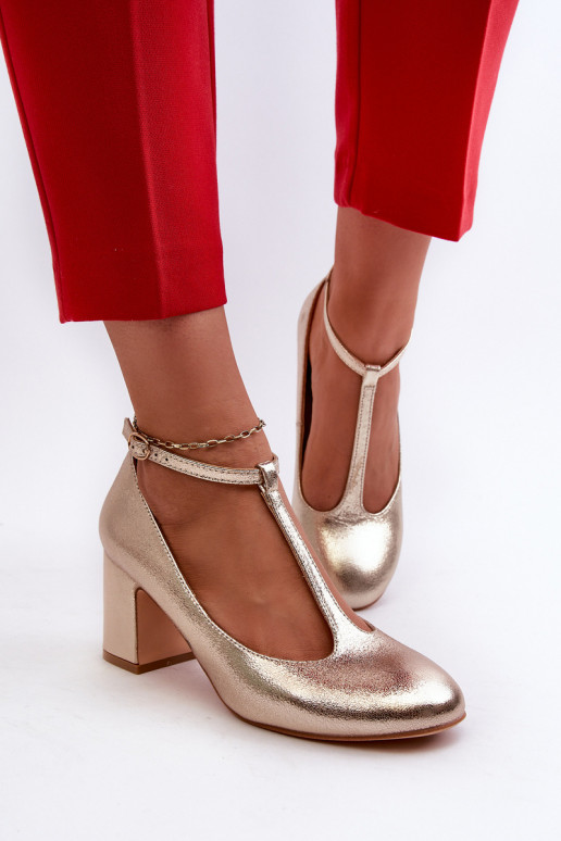 Schuhe aus Öko-Leder mit Absätzen in der Farbe Gold von Raniyah