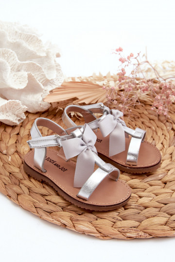 Sandalen für Kinder mit Bändern und Klebeverschlüssen in der Farbe Silber Joratia