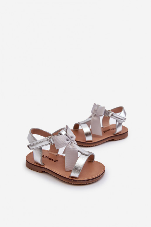 Sandalen für Kinder mit Bändern und Klebeverschlüssen in der Farbe Silber Joratia Sandalen für Kinder mit Bändern und Klebeverschlüssen in der Farbe Silber Joratia