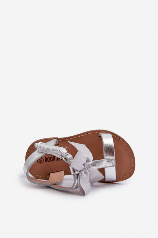 Sandalen für Kinder mit Bändern und Klebeverschlüssen in der Farbe Silber Joratia