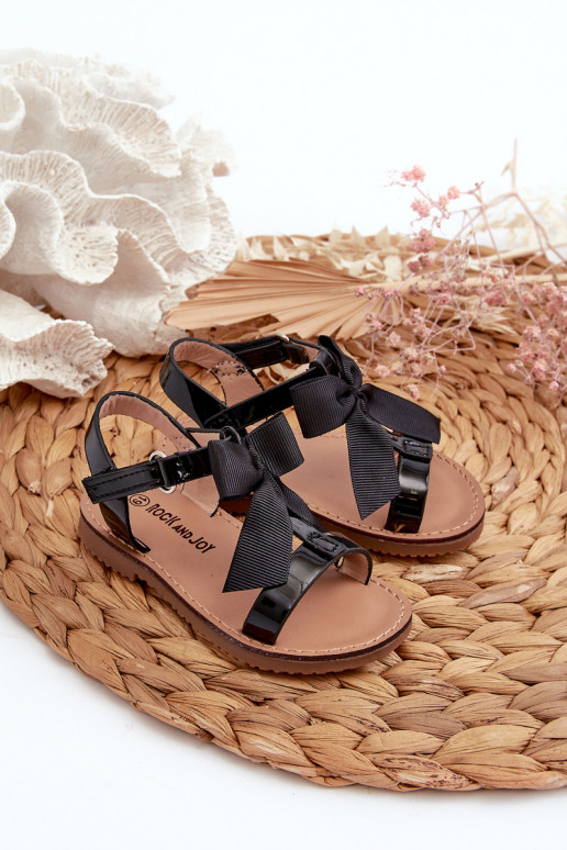 Lackierte Kindersandalen mit Bändern und Klebeverschlüssen aus schwarzem Joratia Lackierte Kindersandalen mit Bändern und Klebeverschlüssen aus schwarzem Joratia