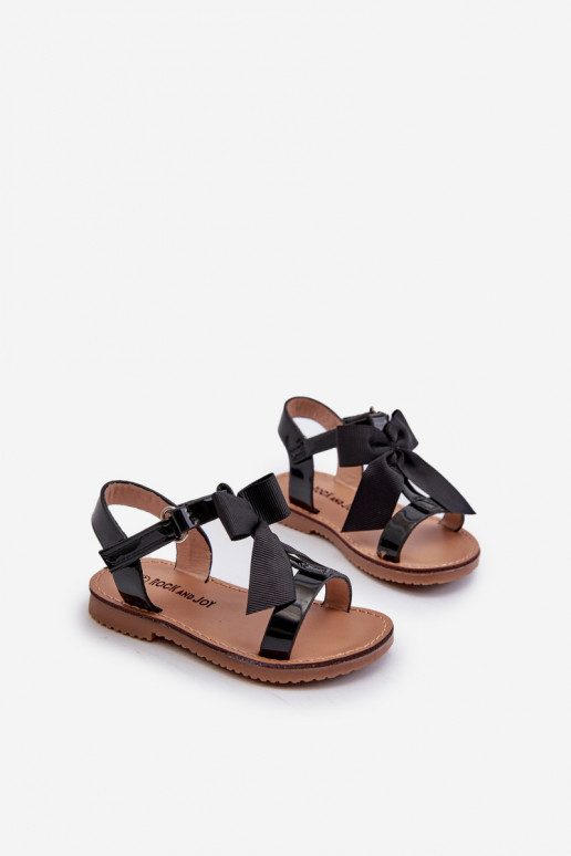 Lackierte Kindersandalen mit Bändern und Klebeverschlüssen aus schwarzem Joratia Lackierte Kindersandalen mit Bändern und Klebeverschlüssen aus schwarzem Joratia