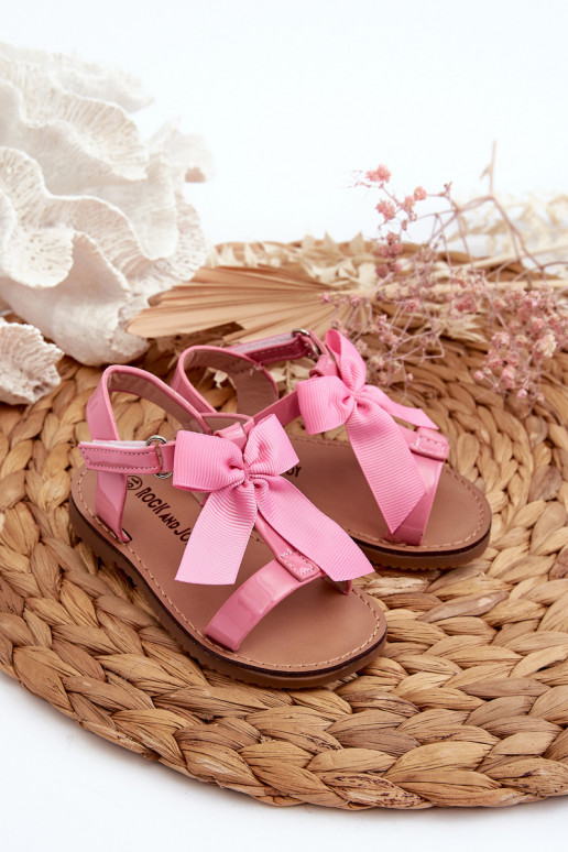 Lackierte Kindersandalen mit Bändern und Klebeverschlüssen rosa Joratia Lackierte Kindersandalen mit Bändern und Klebeverschlüssen rosa Joratia