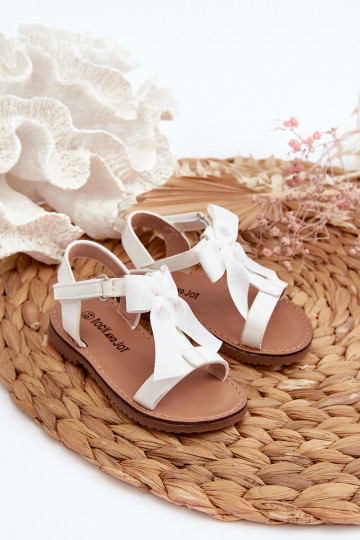 Lackierte Kindersandalen mit Bändern und Klebeverschlüssen in der Farbe Weiß Joratia