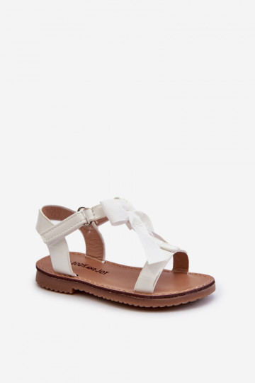 Lackierte Kindersandalen mit Bändern und Klebeverschlüssen in der Farbe Weiß Joratia 2