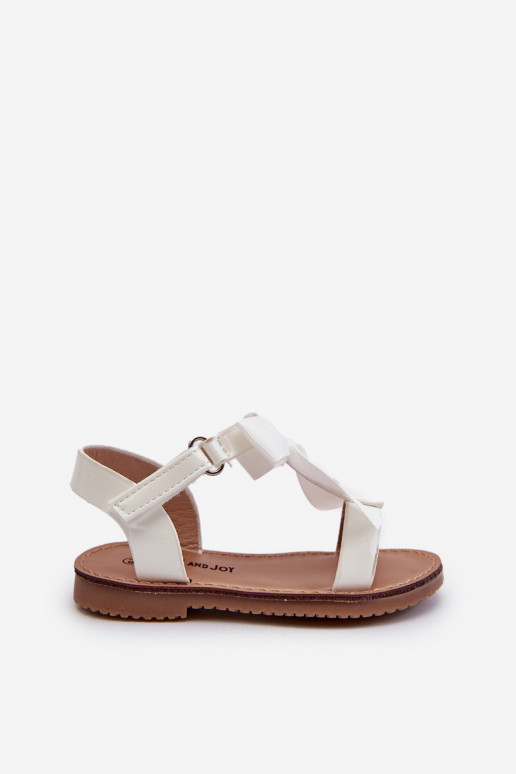 Lackierte Kindersandalen mit Bändern und Klebeverschlüssen in der Farbe Weiß Joratia