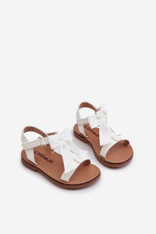 Lackierte Kindersandalen mit Bändern und Klebeverschlüssen in der Farbe Weiß Joratia
