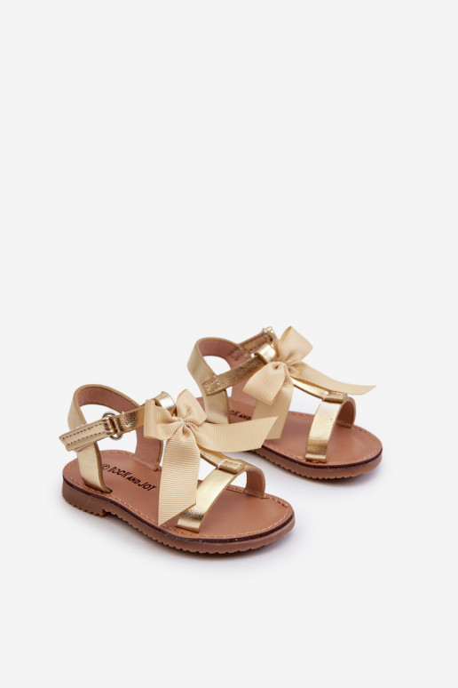 Sandalen für Kinder mit Bändern und Klebeverschlüssen in der Farbe Gold Joratia