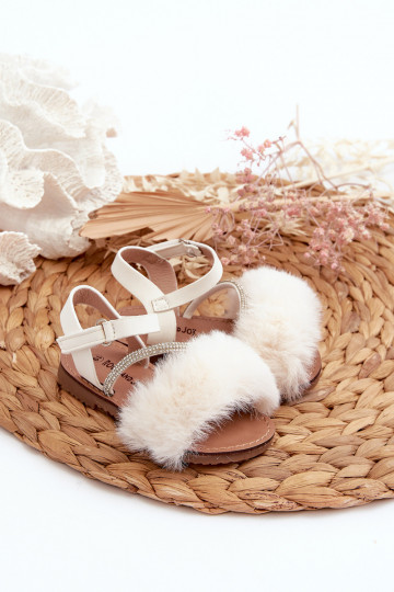Sandalen für Kinder mit Klebeverschlüssen und Fell in der Farbe Weiß von Rosavere