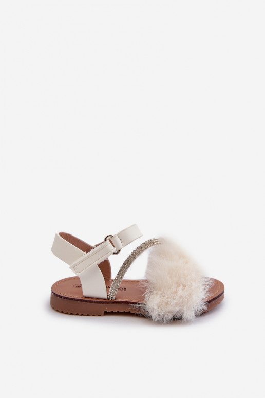Sandalen für Kinder mit Klebeverschlüssen und Fell in der Farbe Weiß von Rosavere
