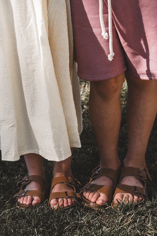 Sandalen Kinderplattform mit Klebeverschlüssen braune Farbe Rorria
