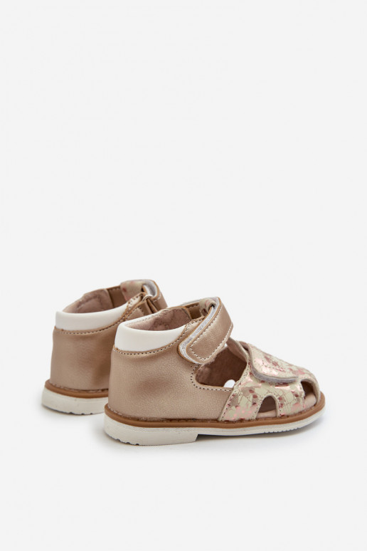 Gemusterte Kindersandalen mit Klebeverschlüssen in der Farbe Gold von Maellita Gemusterte Kindersandalen mit Klebeverschlüssen in der Farbe Gold von Maellita