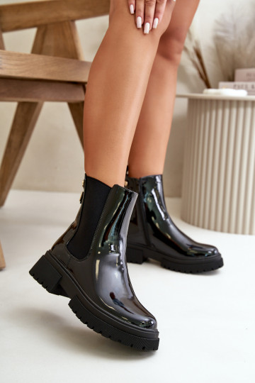 Stilvolle schwarze Groesta-Stiefel, die mit einem Lackeffekt an das Schloss erinnern