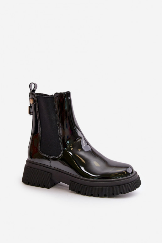 Stilvolle schwarze Groesta-Stiefel, die mit einem Lackeffekt an das Schloss erinnern Stilvolle schwarze Groesta-Stiefel, die mit einem Lackeffekt an das Schloss erinnern