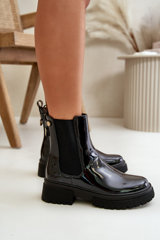 Stilvolle schwarze Groesta-Stiefel, die mit einem Lackeffekt an das Schloss erinnern Stilvolle schwarze Groesta-Stiefel, die mit einem Lackeffekt an das Schloss erinnern