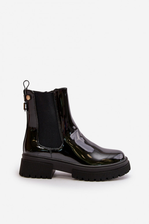 Stilvolle schwarze Groesta-Stiefel, die mit einem Lackeffekt an das Schloss erinnern Stilvolle schwarze Groesta-Stiefel, die mit einem Lackeffekt an das Schloss erinnern