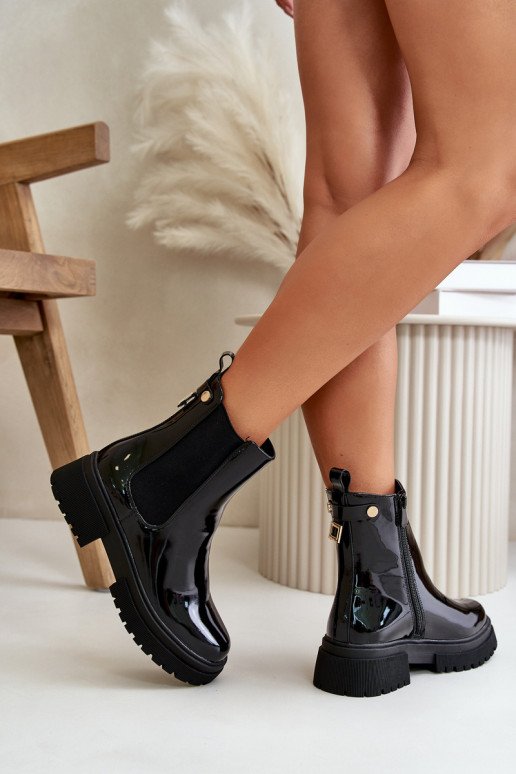 Stilvolle schwarze Groesta-Stiefel, die mit einem Lackeffekt an das Schloss erinnern Stilvolle schwarze Groesta-Stiefel, die mit einem Lackeffekt an das Schloss erinnern