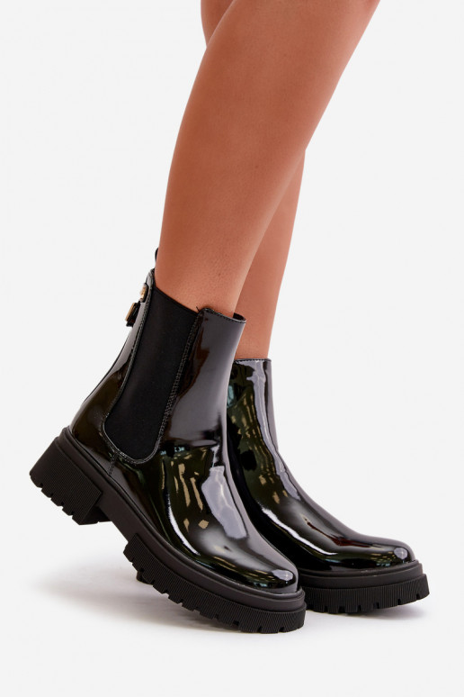 Stilvolle schwarze Groesta-Stiefel, die mit einem Lackeffekt an das Schloss erinnern Stilvolle schwarze Groesta-Stiefel, die mit einem Lackeffekt an das Schloss erinnern