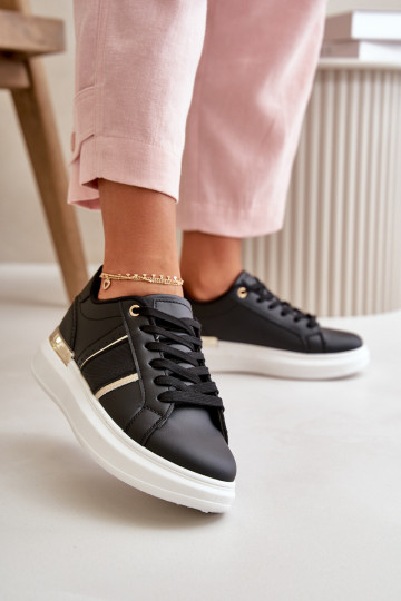 Dies sind stilvolle Schuhe des Sneakers-Modells für Damen mit Plateau aus Öko-Leder in schwarzer Farbe in Nevis