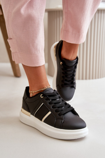Dies sind stilvolle Schuhe des Sneakers-Modells für Damen mit Plateau aus Öko-Leder in schwarzer Farbe in Nevis 2