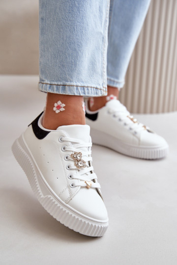 Sneakers mit flacher Sohle aus Öko-Leder Z Pryznakami Weiß-schwarze Farbe Cillione