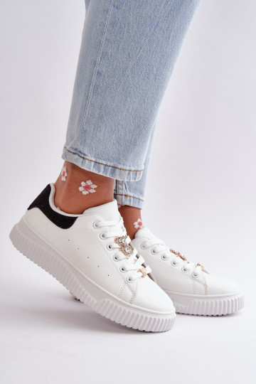 Sneakers mit flacher Sohle aus Öko-Leder Z Pryznakami Weiß-schwarze Farbe Cillione 2