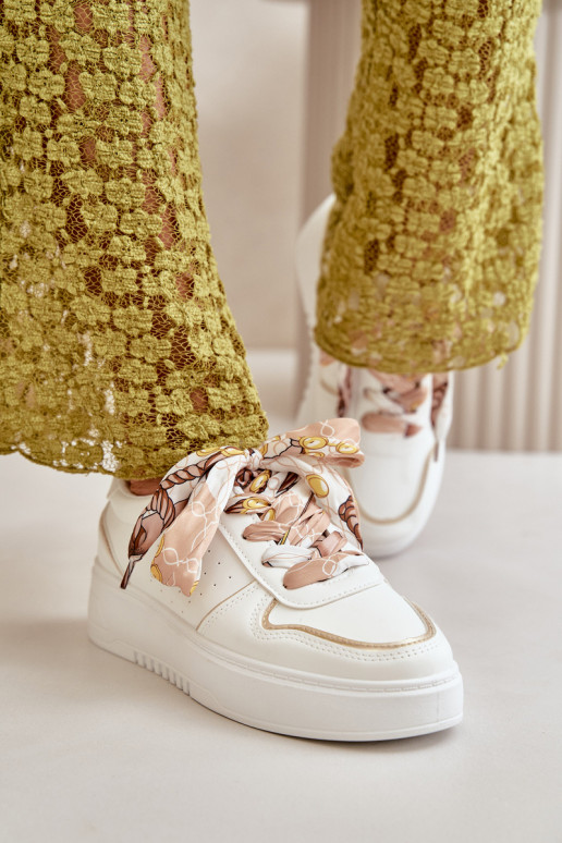 Sneakers Modell Schuhe Damen mit Plateau mit dekorativen Schnürsenkeln in der weißen Farbe Mistra Sneakers Modell Schuhe Damen mit Plateau mit dekorativen Schnürsenkeln in der weißen Farbe Mistra