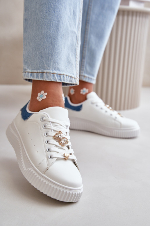 Sneakers mit flacher Sohle aus Öko-Leder Z Pryznakami Weiß-blaue Farbe Cillione Sneakers mit flacher Sohle aus Öko-Leder Z Pryznakami Weiß-blaue Farbe Cillione