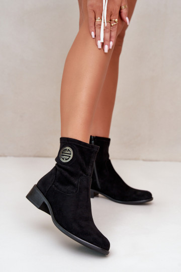 Damen-Stiefeletten mit Reißverschlüssen im Schloss. Mit dekorativen Details aus Öko-Wildleder in der Farbe Schwarz von Lerioria