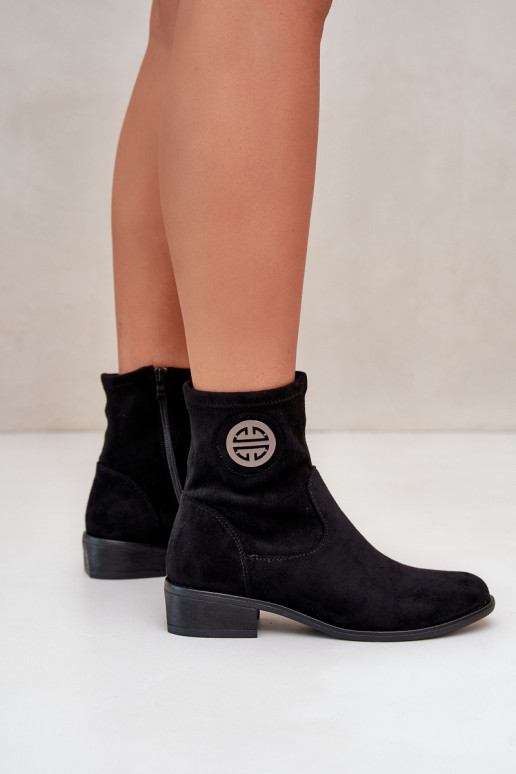 Damen-Stiefeletten mit Reißverschlüssen im Schloss. Mit dekorativen Details aus Öko-Wildleder in der Farbe Schwarz von Lerioria Damen-Stiefeletten mit Reißverschlüssen im Schloss. Mit dekorativen Details aus Öko-Wildleder in der Farbe Schwarz von Lerioria