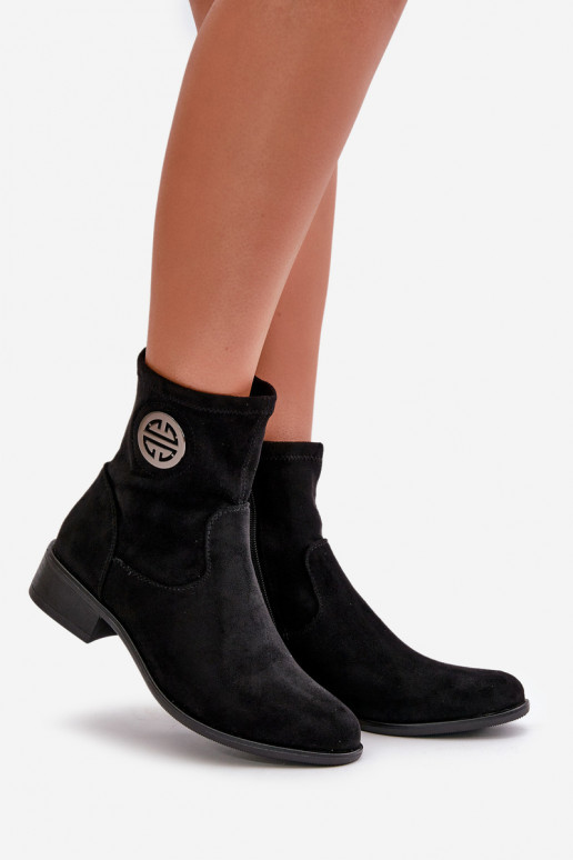 Damen-Stiefeletten mit Reißverschlüssen im Schloss. Mit dekorativen Details aus Öko-Wildleder in der Farbe Schwarz von Lerioria Damen-Stiefeletten mit Reißverschlüssen im Schloss. Mit dekorativen Details aus Öko-Wildleder in der Farbe Schwarz von Lerioria